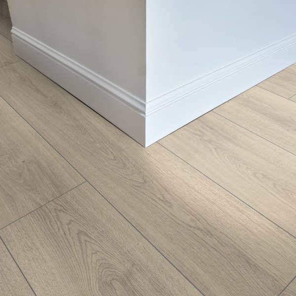 Komplett-Set FLOOR24 Laminat Landhausdiele 4V 832-4 Eiche hell grau 8 mm